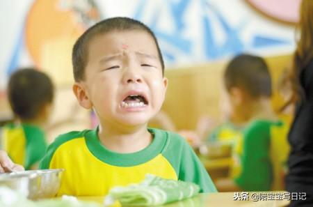 孩子初上幼儿园的那三天，他在幼儿园哭，我在家里哭