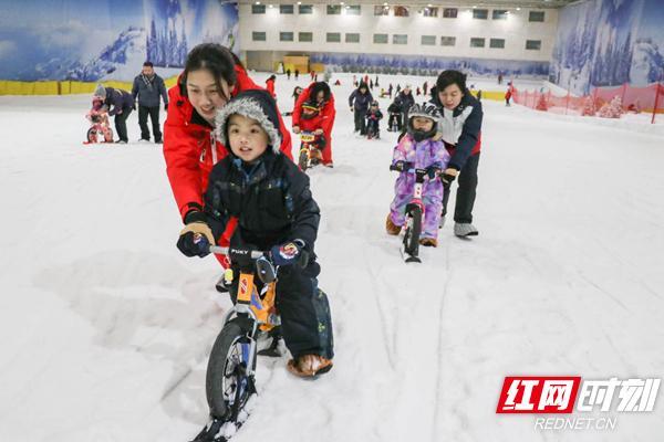 雪地上自行车还能这么玩？看艾瑞克冰雪乐园萌娃大比拼