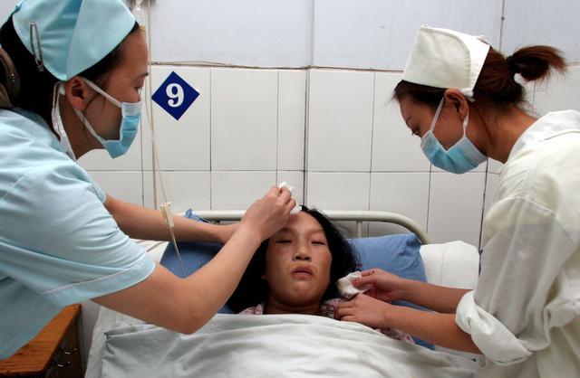 28岁产妇羊水栓塞，医生全力抢救一天一夜，丈夫却喊我要离婚！