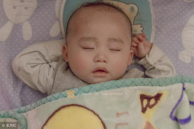 新生儿第1个月和第2个月有啥不同？宝宝不同的萌呆样，妈妈好开心