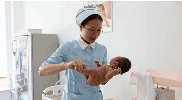 宝妈的忠告：刚出生的孩子，请远离这3类人，最后一类总是被忽略