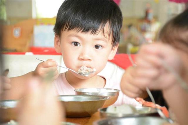 想让孩子智商胜人一筹，这四种食物不要给他吃，影响智力发育