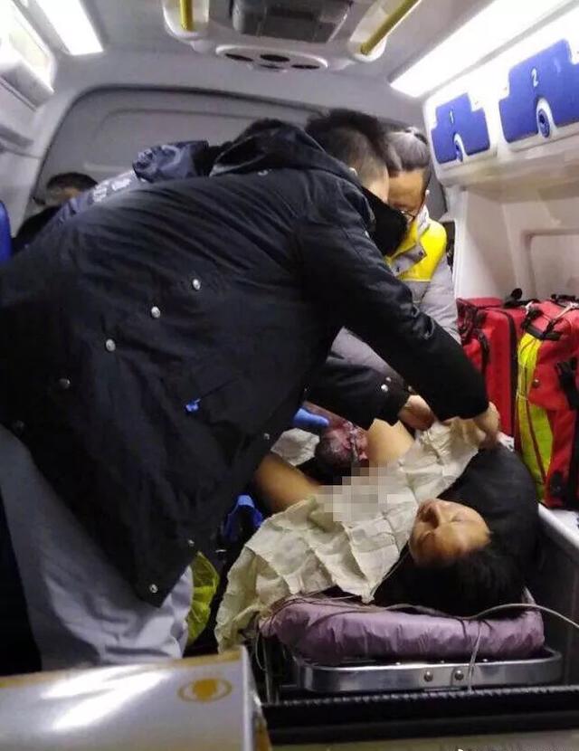孕妇救护车上临盆，120紧急接生，网友：一胎二胎原来差这么多