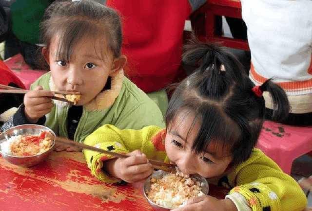 为什么孩子爱吃幼儿园大锅饭？家里的菜反而不愿吃？原因让人深思