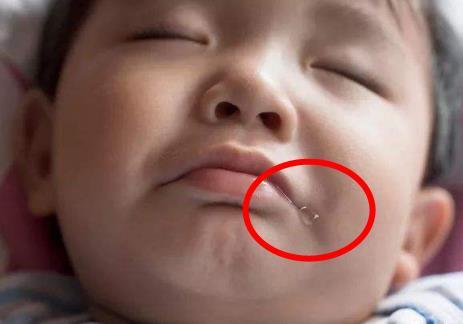 宝宝睡觉时有这些表明，可能是脾胃虚弱，1招缓解，家长别错过
