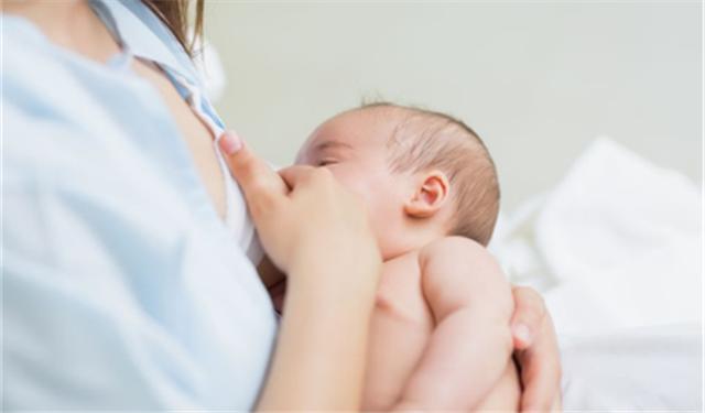 母乳喂养期间，若胀奶时不及时排出乳汁，危害竟然这么大！