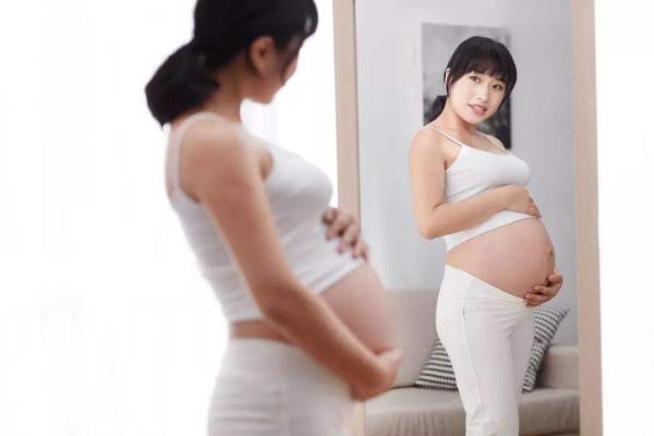 肚子出现这信号时，是胎动引起的，很多孕妈不知道