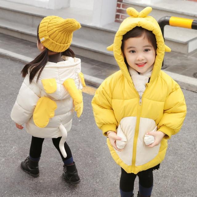 奶奶给小孙女买了套新衣，小区邻居看到都说太可爱漂亮了