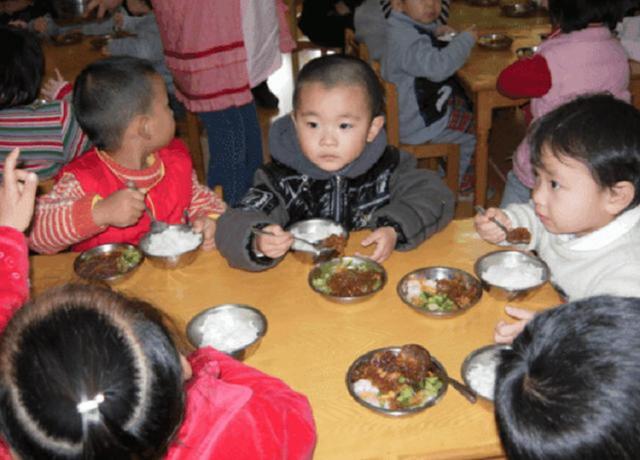 为什么孩子爱吃幼儿园大锅饭？家里的菜反而不愿吃？原因让人深思