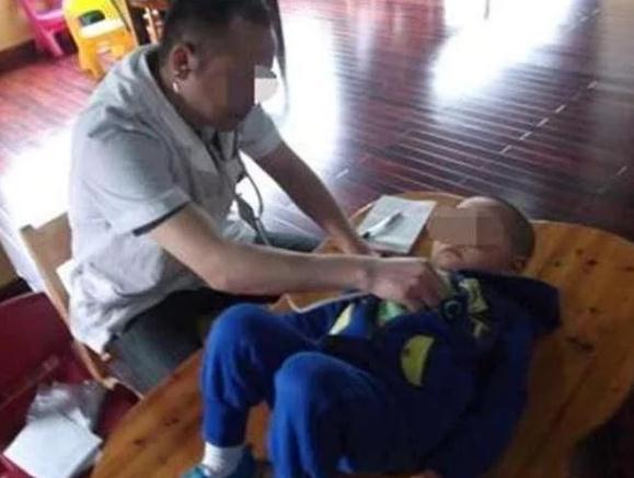 2岁儿子看见浴盆就哭闹，医生检查很健康，奶奶一句话顿悟