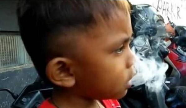 印尼一3岁孩子每天抽两包烟，没有烟就闹脾气