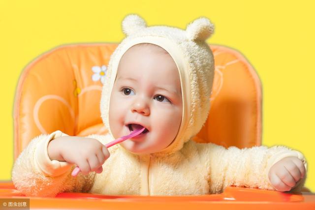 宝宝多大添加辅食好？儿科专家：孩子有这4种表现就该添加辅食了