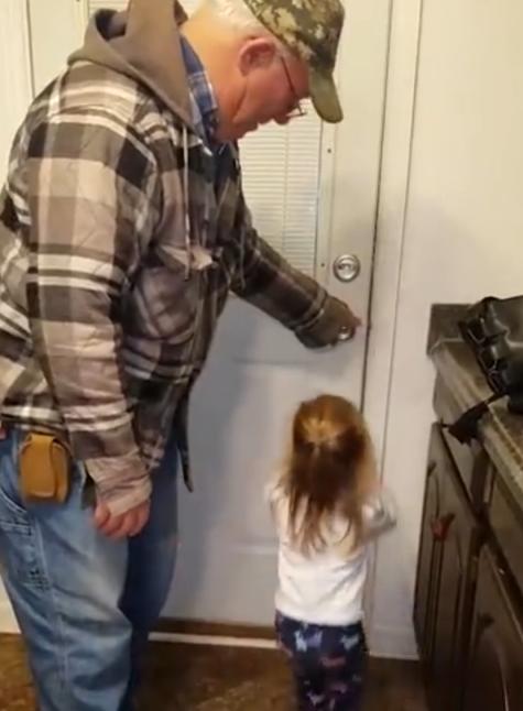 爷爷说要走，乖巧孙女把门锁上不给走，网友：场面把我感动得想哭