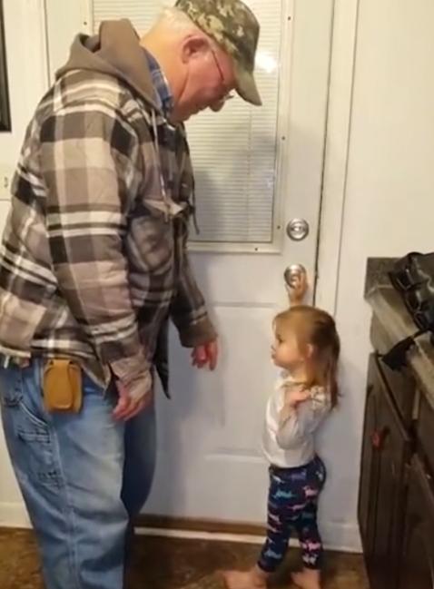 爷爷说要走，乖巧孙女把门锁上不给走，网友：场面把我感动得想哭