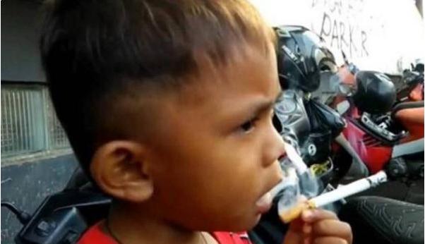 印尼一3岁孩子每天抽两包烟，没有烟就闹脾气