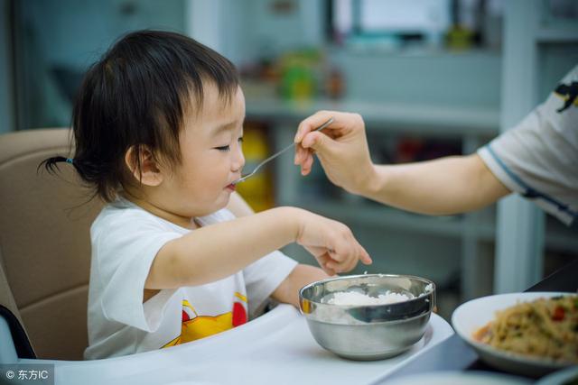 宝宝吃饭磨蹭，甚至厌食，原因竟是妈妈没做好这些