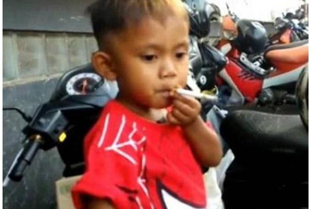 印尼一3岁孩子每天抽两包烟，没有烟就闹脾气