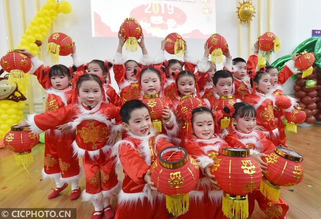 江苏扬州：萌娃“秀”才艺迎新年