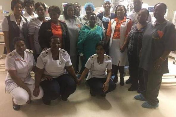 5分钟剖腹产3胞胎变5胞胎，南非妇女一下生5个孩子，丈夫懵了