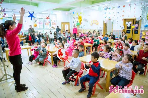 庆元旦迎新年 幼儿园里欢乐多