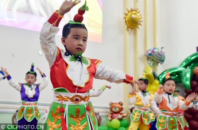 江苏扬州：萌娃“秀”才艺迎新年