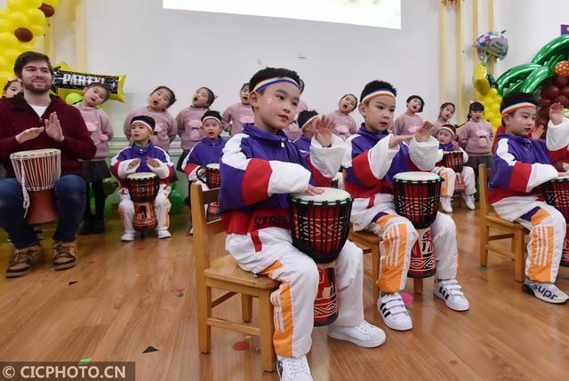 江苏扬州：萌娃“秀”才艺迎新年