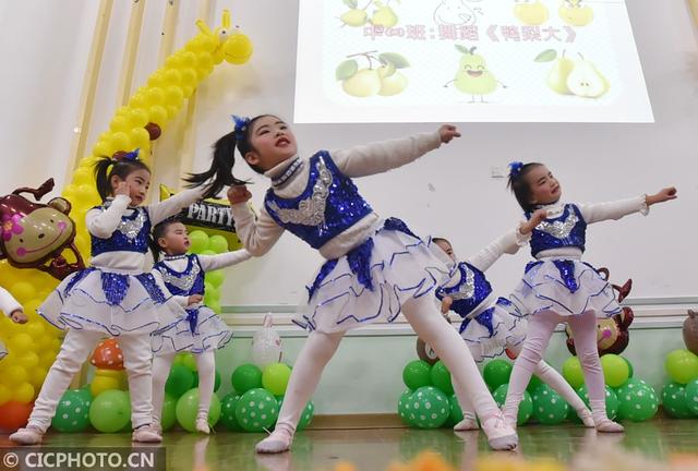 江苏扬州：萌娃“秀”才艺迎新年