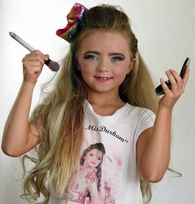 为助7岁女儿成名 妈妈每月花数百英镑买化妆品！