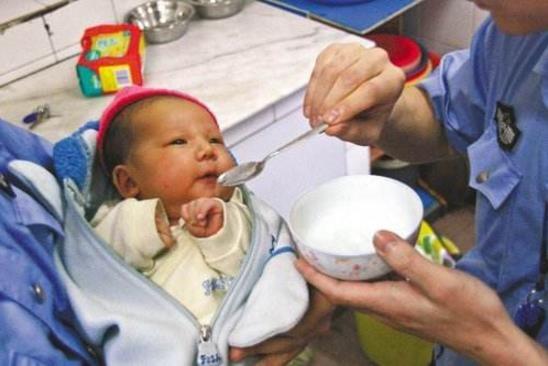 新生儿的第一口，是先喝水，还是先吃母乳？很多妈妈搞错了！