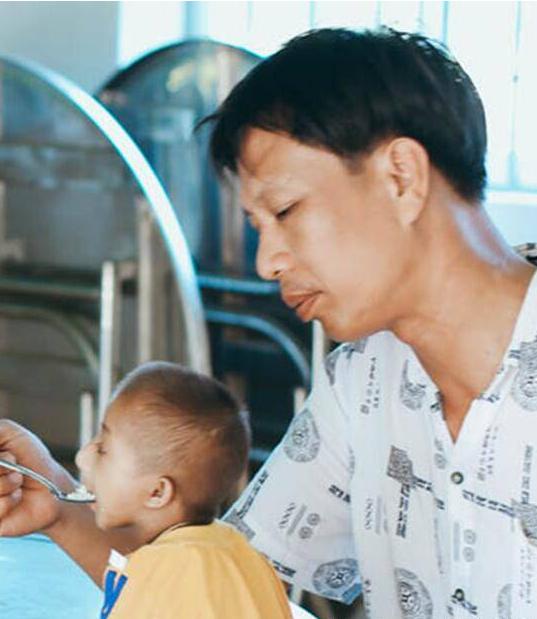 男孩因出生时长得太小差点被扔到墓地，如今9岁仍像婴儿一般大