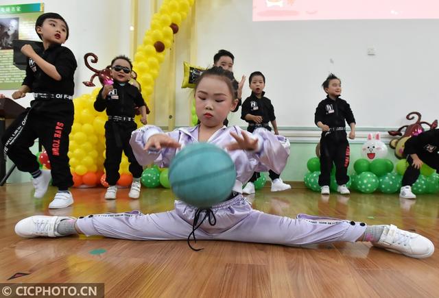 江苏扬州：萌娃“秀”才艺迎新年