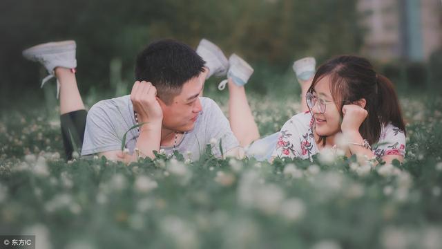 满月宝宝每天2点就哭闹不止，不是饿也不是病，是因顺产引起的