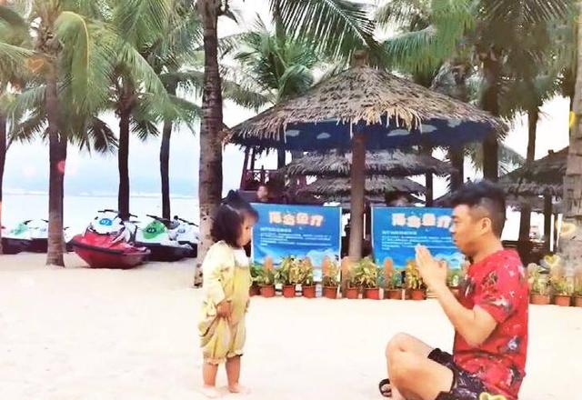 戏精女儿配合老爸演出，路人不淡定了，妈妈：父女俩能靠点谱不？
