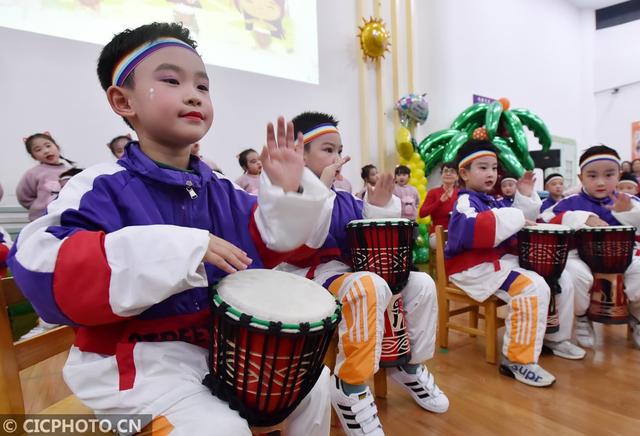 江苏扬州：萌娃“秀”才艺迎新年