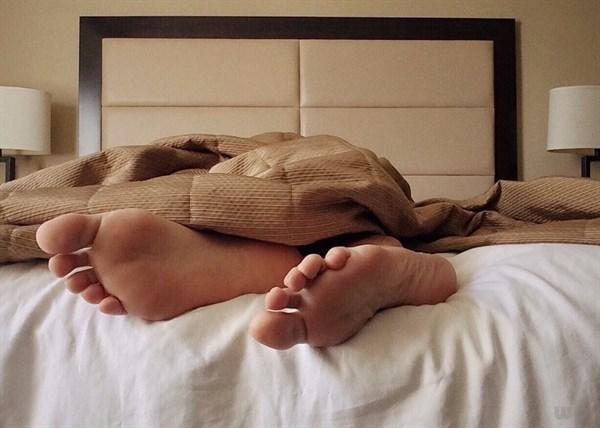 睡觉的时候，女人为什么喜欢夹着被子？看完涨知识