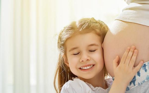 34岁孕妈顺产生下男婴，家人都围着宝宝，只有4岁女儿陪着她