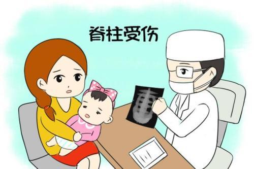 3个月的婴儿背部弯曲像80岁老头，到医院查完后，尿不湿惹的祸