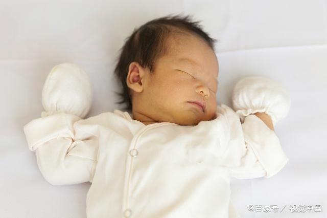 小宝宝睡觉时，脖子总是歪向一边，是怎么回事？看完你就明白了！