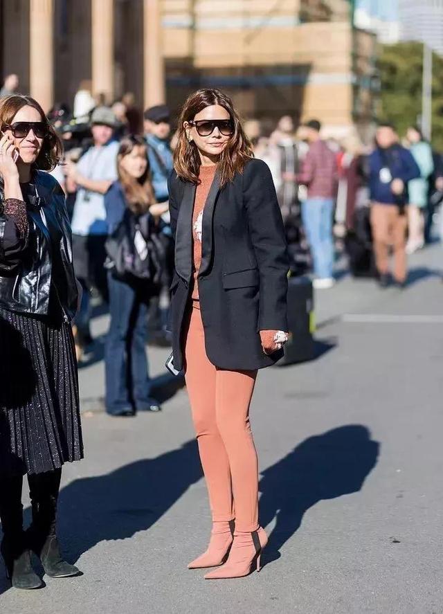 内穿珊瑚色服饰,外搭深色外套,也能很好的转移人们对于靓丽彩色的注意