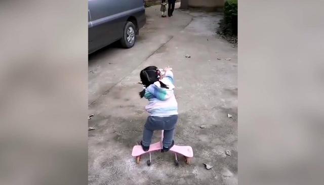 “这破车，学了一年还没学会”，网友：车没学会，学会扭屁屁了