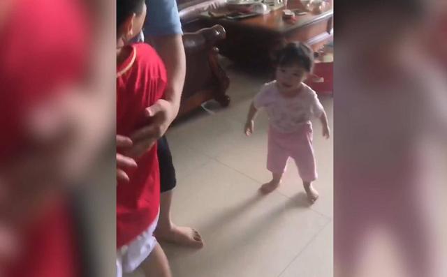 儿子女儿都向爸爸跑来，爸爸一下抱住了儿子，女儿的反应太可爱了