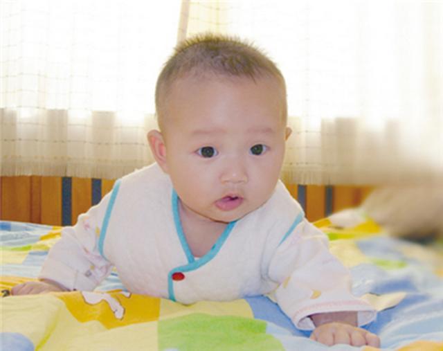 精选问答—宝宝不会抬头，该如何给宝宝做抬头训练？鲍奶奶来支招