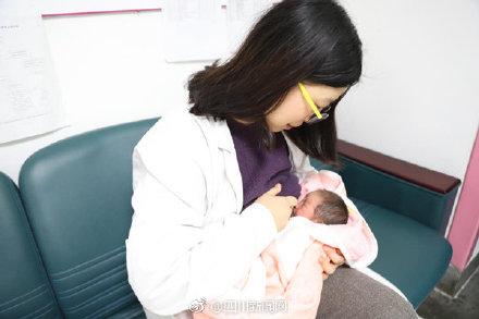 暖心一幕！初生女婴体重仅4斤 女医生喂了她第一口母乳