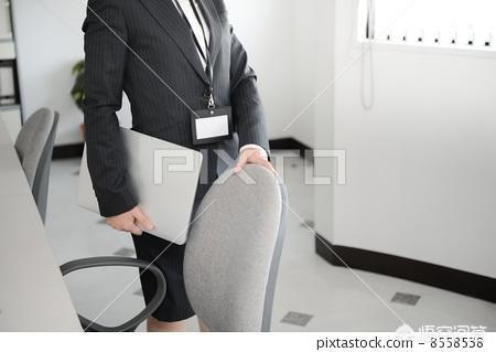 我是一年级小孩的妈妈，我该不该出去上班？