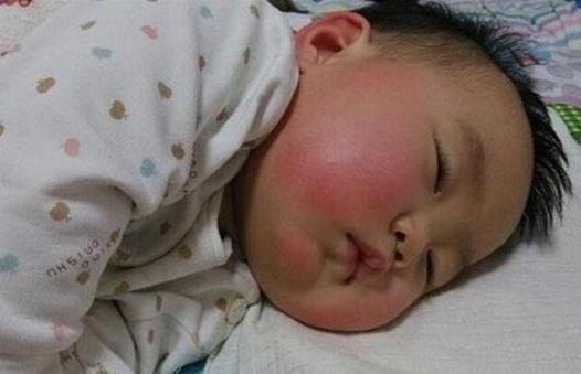 冬天再冷，家长也别让宝宝这么睡觉，影响发育，容易生病