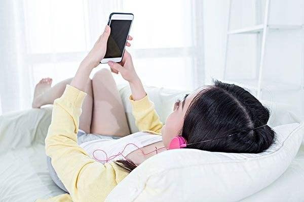 坐月子还可以玩手机吗？预防月子病，这8件事不能做