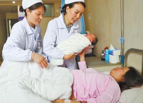 孕妈刚生完宝宝，4个人选谁照顾最合适？