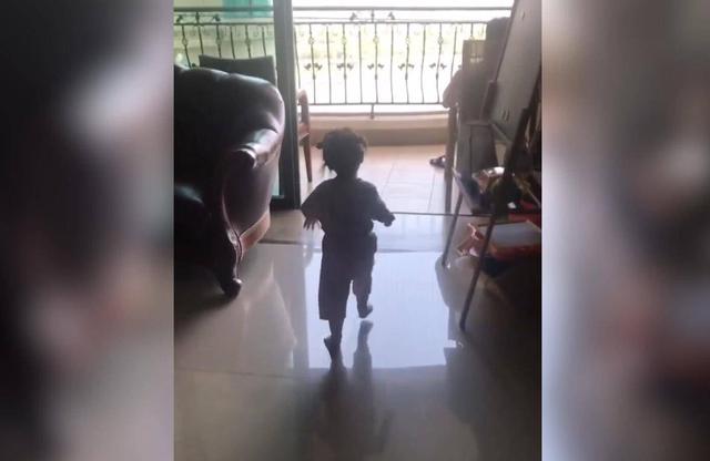 儿子女儿都向爸爸跑来，爸爸一下抱住了儿子，女儿的反应太可爱了