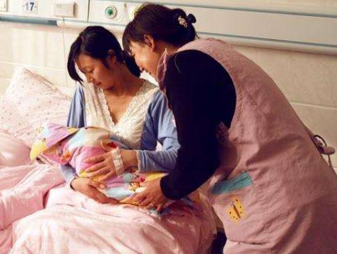 孕妈刚生完宝宝，4个人选谁照顾最合适？