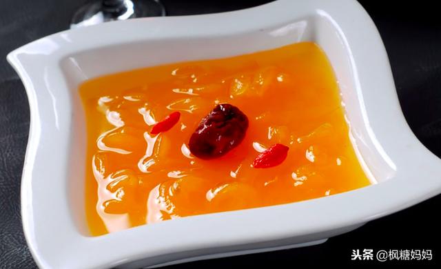 银耳是天然咳嗽药，与它同煮，可以帮助久咳的孩子，润肺、补脾